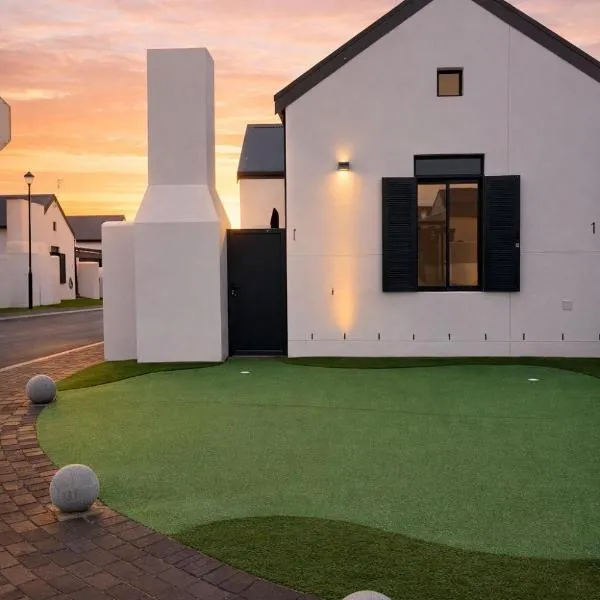 Modern Langebaan Escape with Braai & Parking, hotel Langebaanban