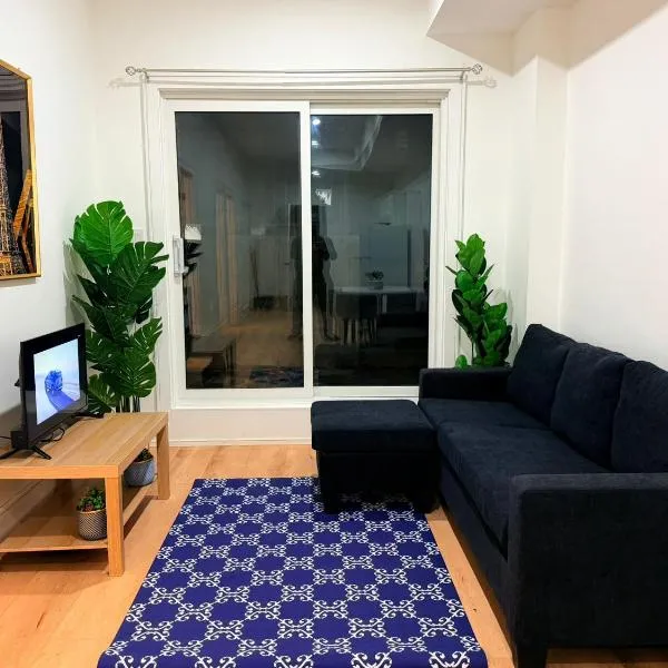 Private 2-Bedroom Basement Suite with Patio, Free Parking & Laundry, hotel Torontóban