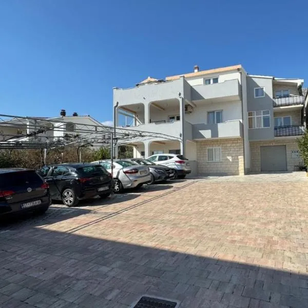 Apartment Ivan, hotel in Kastel Sucurac