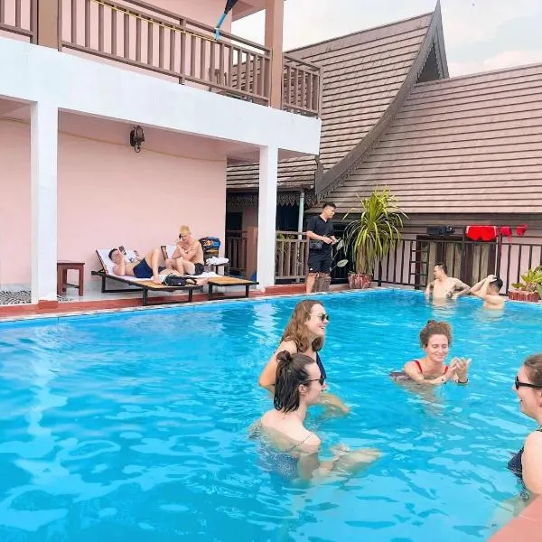 Vang Vieng Sisavang View Hotel & Pool، فندق في فانغ فينغ