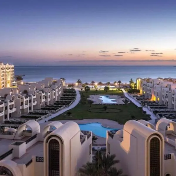 Sahl Hasheesh Finest Chalet - Gravity resort beachfront family 2 bedroom - garden pools view waterpark NON EGYPTIAN ONLY, hotel Gurdakában