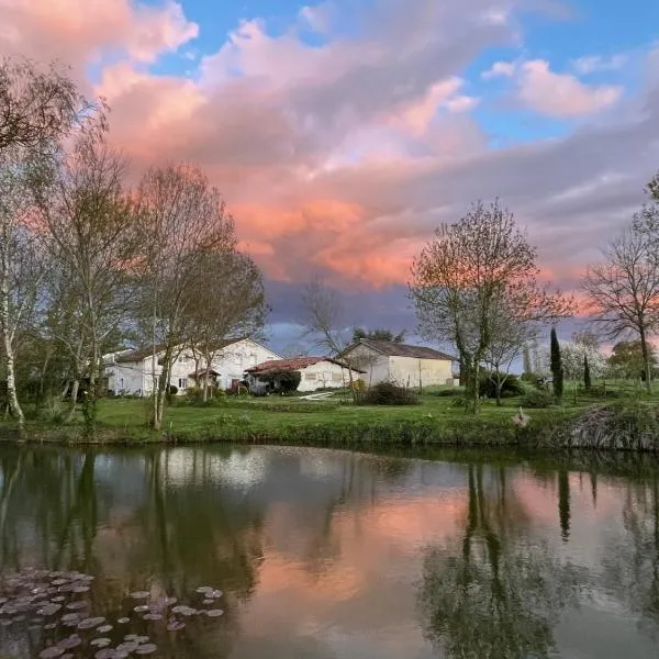 Saint-Antoine-Cumond에 위치한 호텔 Les Chantours, Domaine naturel arboré et fleuri de15 hectares
