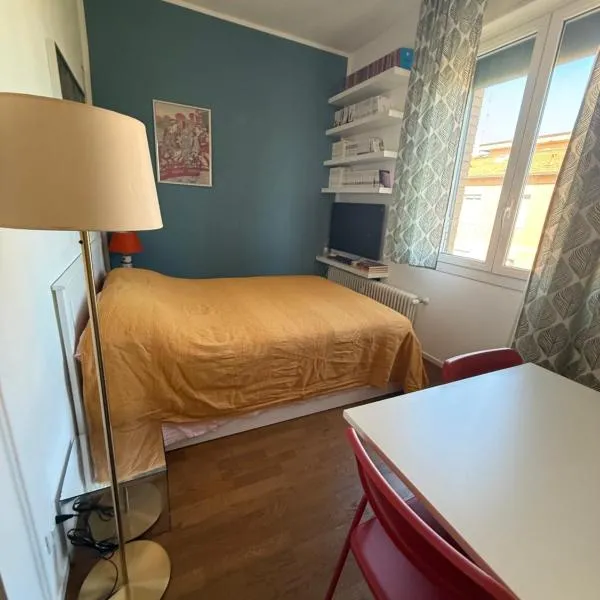 Casa Ziza & Merlino - double room with private bathroom in shared apartment、ボローニャのホテル