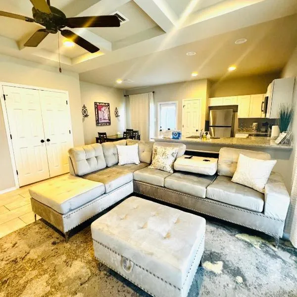 Gorgeous, Brand New 3 Bedrooms Home- Near SeaWorld & Lackland AFB, Hotel in San Antonio