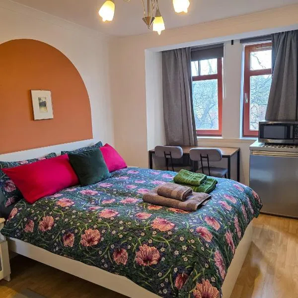 Double Rooms with Shared Bathroom Near The Shore and Tram, hotel a Edimburgo