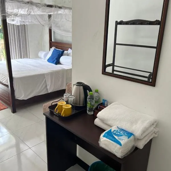 Ella Thenulya, hotel Ellában