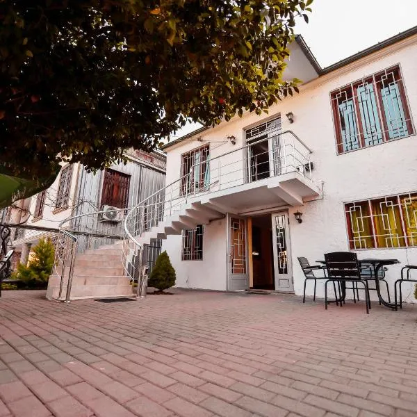 Kobuleti White House Hotel, hotell i Kobuleti