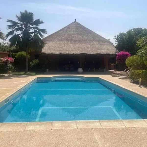 Superbe villa avec piscine privée à 500m de la plage à Nianing, отель в городе Nianing