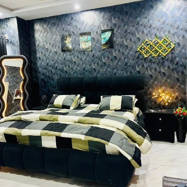 Safari Valley Lodges - Black Luxury Theme - 1 Bed Flat - Bahria Town Phase 8 Rawalpindi, hotell i Rawalpindi
