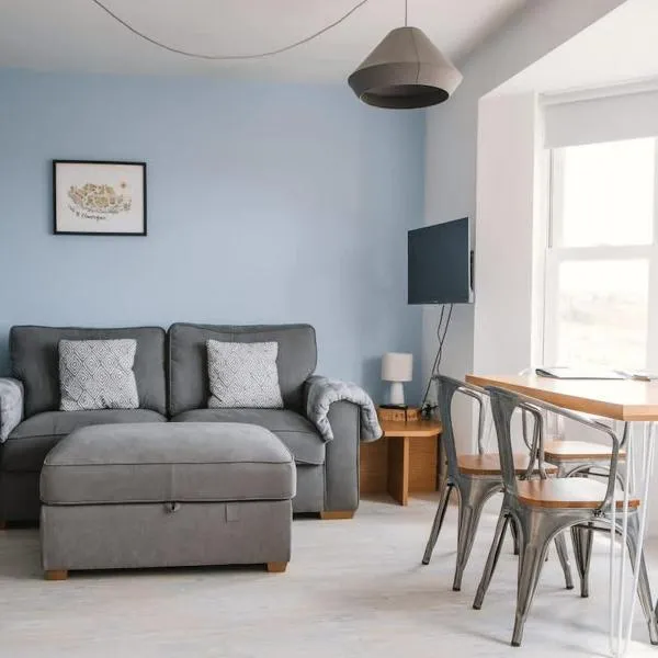 Barry Island Beachfront Apartment - Stunning Bay Views and Private Parking, khách sạn ở Barry