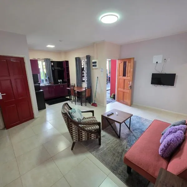Modern 2BR Apt with Kitchen FAST WIFI AC in North Paramaribo, hotel in Paramaribo