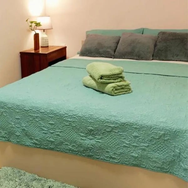 Spacious 1-BR Studio with Fast WIFI l Work-Friendly Stay, hotel v destinaci Paramaribo