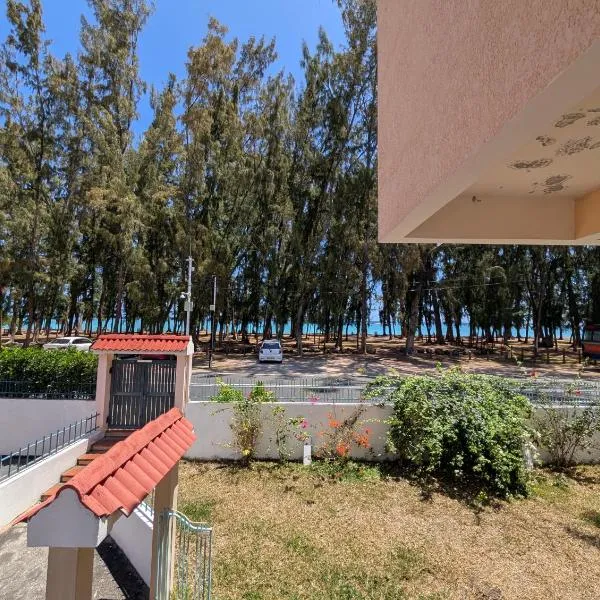 Beachfront 4-Bedroom Villa with Rooftop Sunset Terrace: Flic-en-Flac'ta bir otel