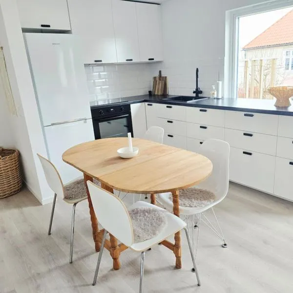 Modern City Apartment with garden and view, hotel v destinácii Molde