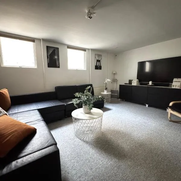 Spacious basement apartment in Hellerup, sleeps 4, hotel en Copenhague