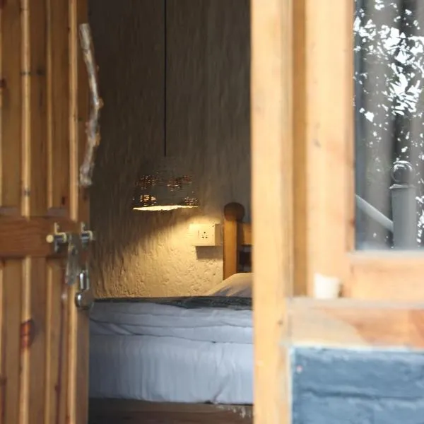 The Hidden Forest Loft - Secluded Trek Stay in Mukteshwar by THHPSOCIETY, hotel in Mukteswar