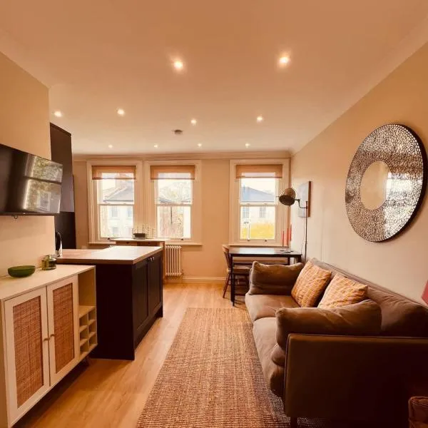 Bright & Quiet 2-Bed Victorian Flat, Walk to Tube - Newly Refurbished, hotel in London