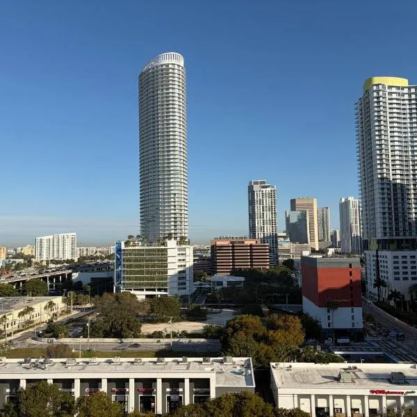 Modern Brickell Apartment - Free Parking - Pool - High Floor, hotell i Miami