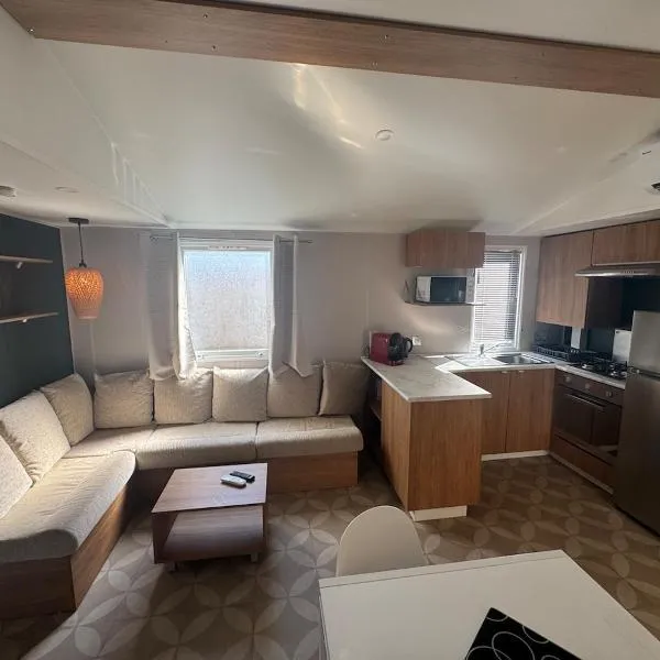 Bungalow 94 Wifi privée 6 pers Camping 4 étoiles Siblu le Lac des Rêves, hotelli kohteessa Lattes