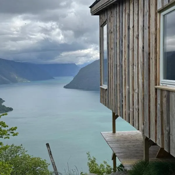 Raaum Gard, hytte 3, hotel in Luster