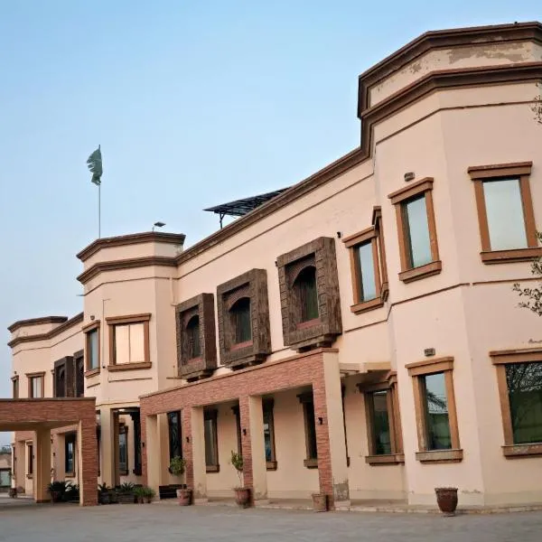 Midway Hotel & Restaurant โรงแรมในSadiqabad