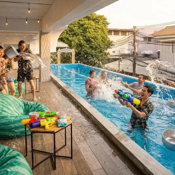 Easy Monday Pool Capsule Hotel - Old Town Bangkok, Hotel in Bangkok