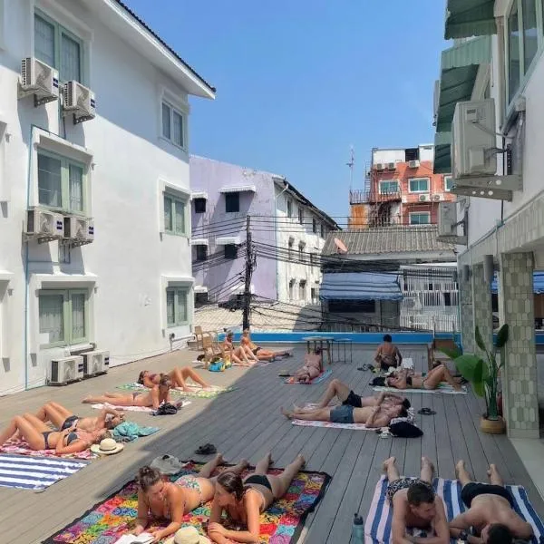Easy Monday Pool Capsule Hotel - Old Town Bangkok, hotel in Bangkok