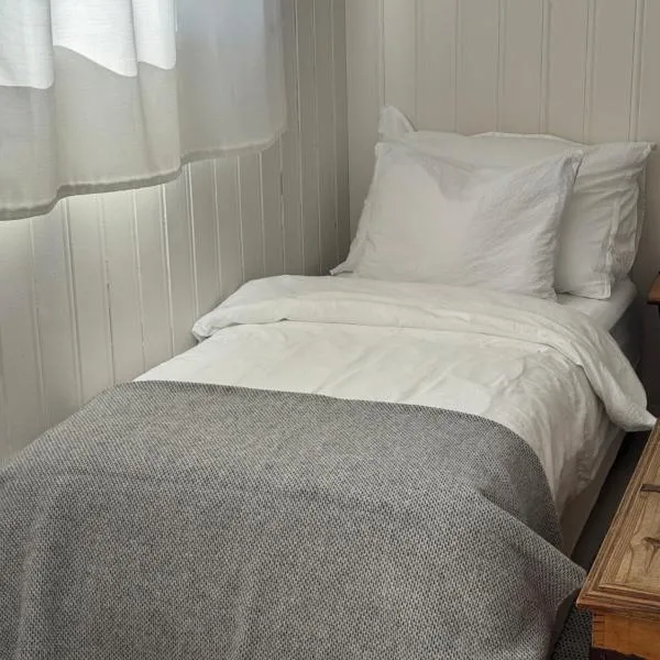 Sokkelleilighet på Sola, Hotel in Sola