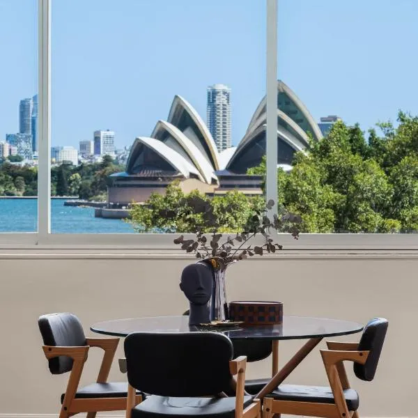 Artistic Opera House Retreat - Entire Apartment - 5-Min Ferry to CBD,位于悉尼的酒店