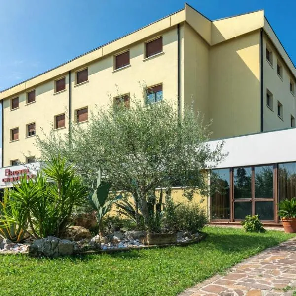 Hotel Castello Artemide Congressi، فندق في كاستيل سان بييترو تيرمي