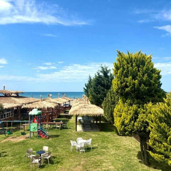 Sea View Wooden Houses، فندق في ليزهي