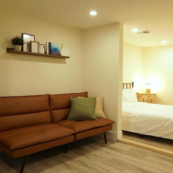 ION House - near shopping and Kennedy subway, hotel Torontóban