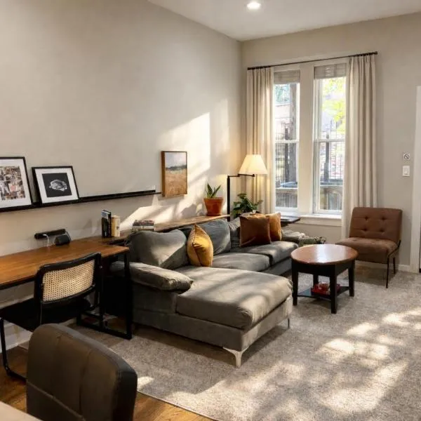 Flexhome West Town - Spacious 2BR Duplex, khách sạn ở Chicago