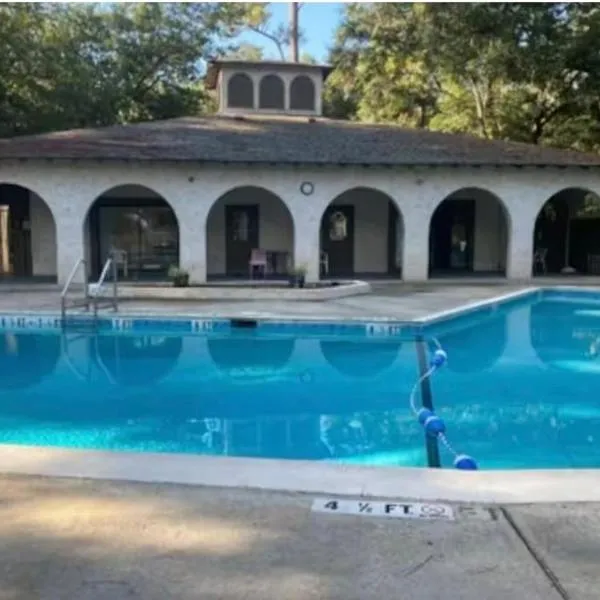 On Island | Pool | Tennis | Pet Friendly | Parking, hotel u gradu 'Hilton Head Island'