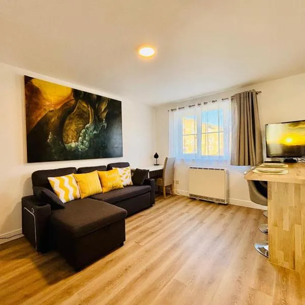 Whole flat with free parking in London Canary Wharf with easy access from all airports and stations in around London, hotel em Londres