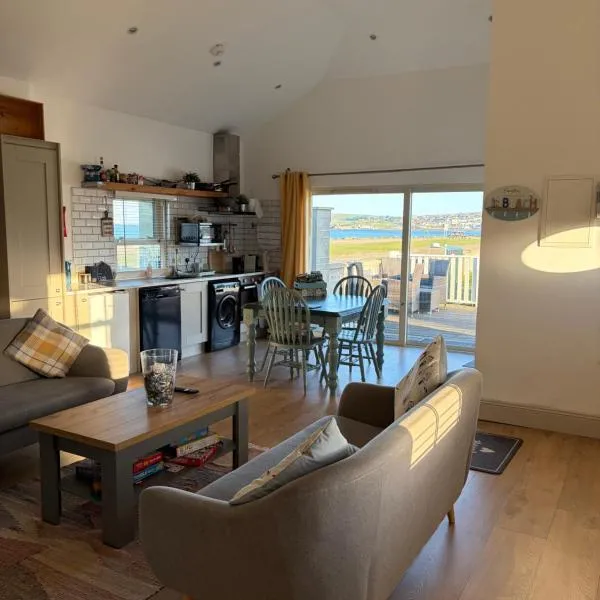 Beautiful Seaside Cottage Wicklow town, hotel en Wicklow