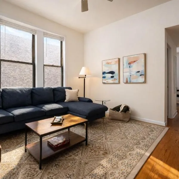 Flexhome Ukrainian Village 2BR - Private Balcony & Walkable Location, hotel a Chicago