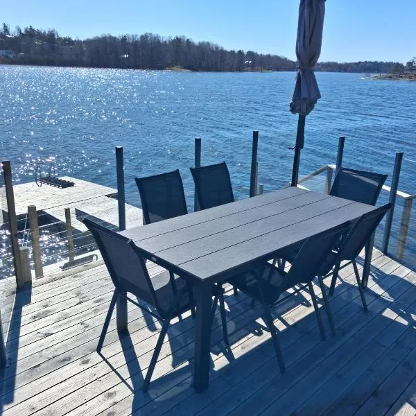 Exklusivt hus på strandtomt โรงแรมในOpp-Norrby