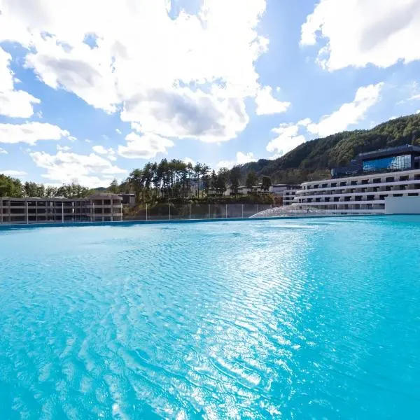 Phoenix Fairyland Hot Springs Hotel-best Grand Hotel l&swimming facilities-Sumptuous breakfast-only hot spring-10minute walk to the Town-free pick up, hotel v destinaci Feng-chuang