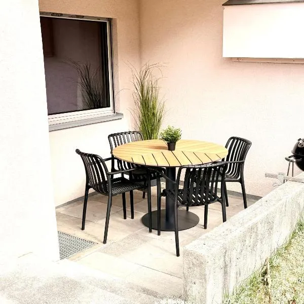 Ambiente Appartement C2 - moderne Ferienwohnung mit Terrasse in Leukerbad – hotel w mieście Leukerbad