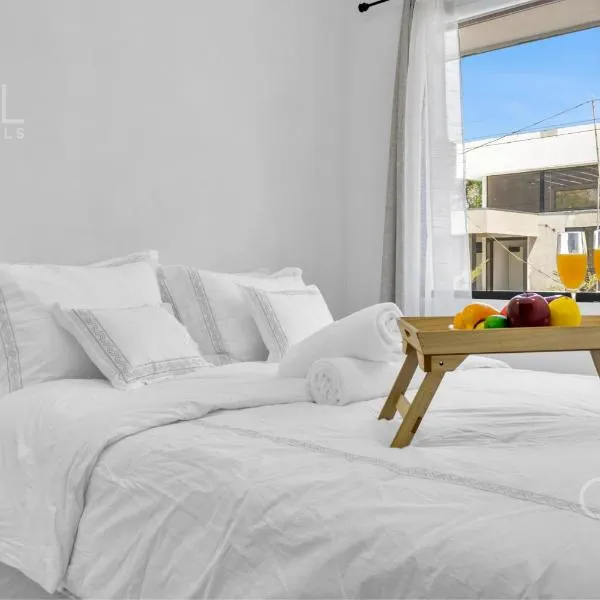 Las Flores में, होटल Luxe APT next to the Airport - Wifi, pool, AC