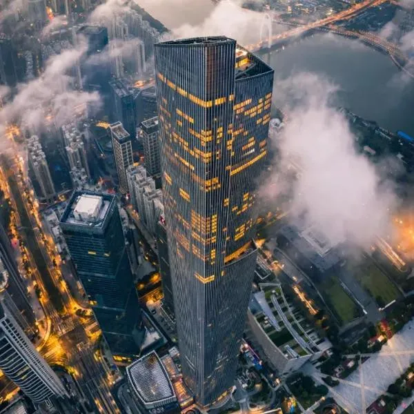 Baiyun Airport punguin international hotel &free airport shuttle 企鹅电竞机场酒店, hotel u gradu Yinghai