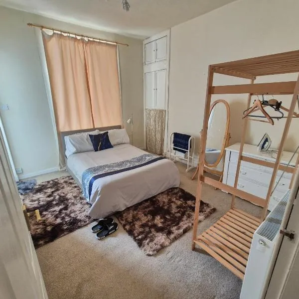 Warm & Welcoming 2-Bed Flat with free parking, Hotel in Glasgow