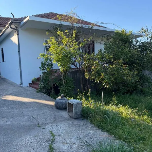 Renovated Two bedroom house in charming Gošići next to Tivat, hotel i Gošići