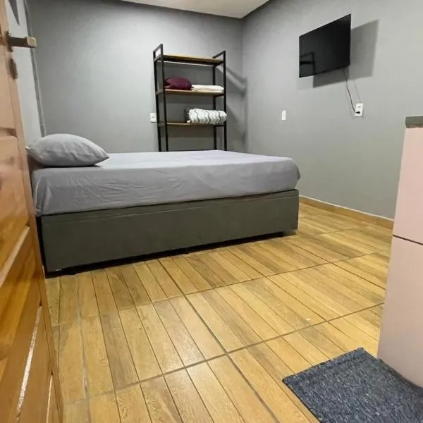 Quarto privativo com banheiro 15min do Aeroporto GRU Wi-Fi e TV, ξενοδοχείο σε Guarulhos