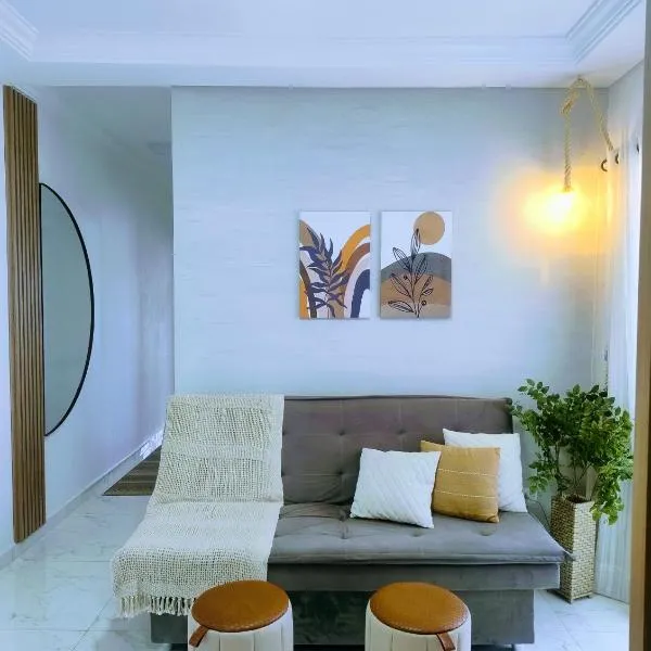Apartamento à 5min do Aeroporto com dois quartos sendo uma suíte, hotel a São José dos Pinhais