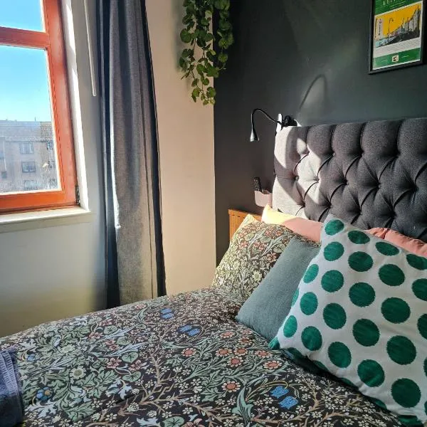 Double Rooms with Shared Bathroom Near The Shore and Tram, hotel sa Edinburgh