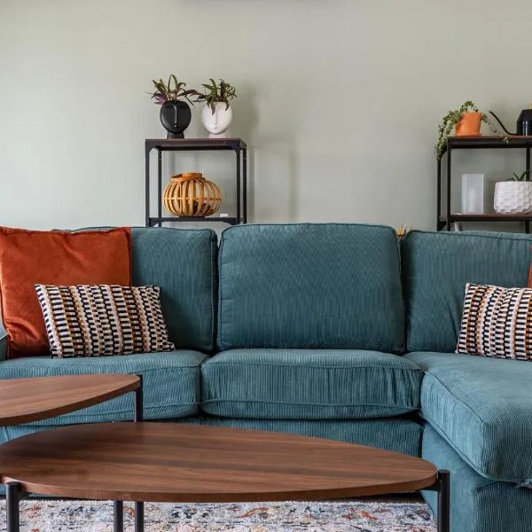Elegant 2BR Top Floor Apt w/ Parking, מלון בİncirli