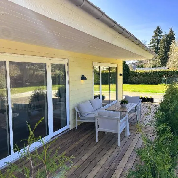 Villa Jule - Cozy and Elegant Place with Open Ceiling, Beautiful Garden and Specious Terrace, hotell i Kettinge