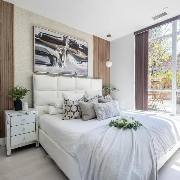 Modern 2BR 2BA Condo with Patio, King Bed & Sleeps 7, hotel en Toronto